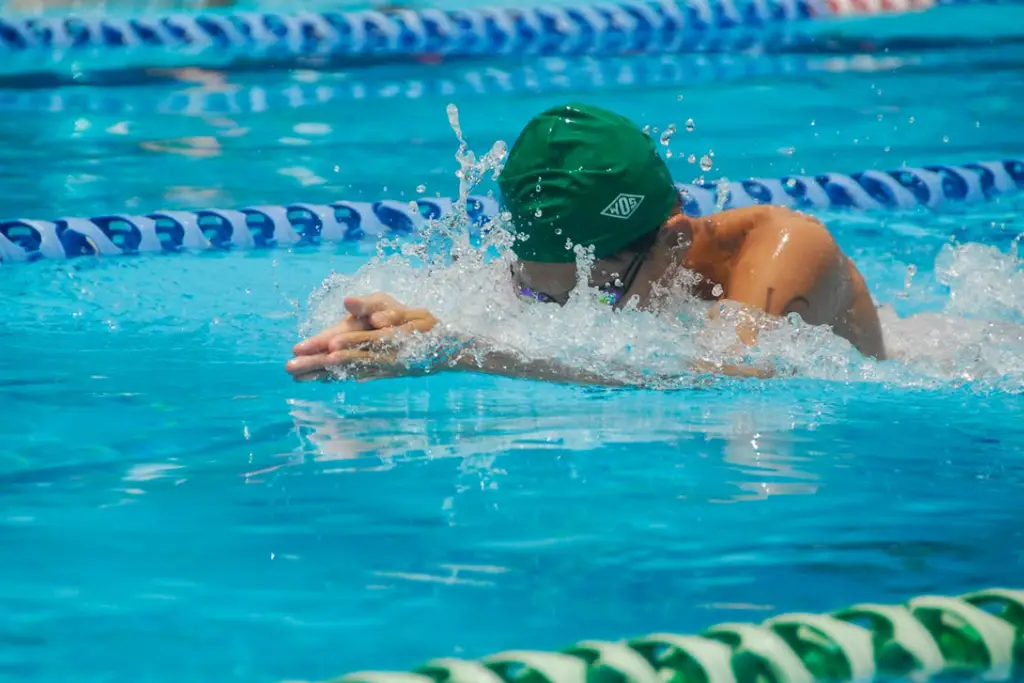 成人游泳課程：開拓夏日水域的新天地